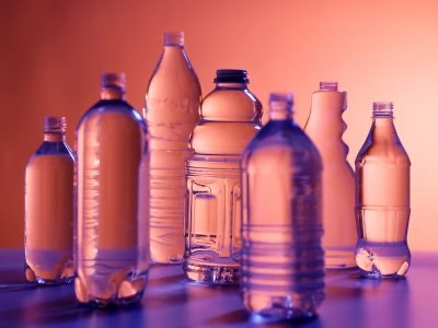plastik şişe, su şişesi, sıvı, çözüm, çözelti, eriyik içeren bir resim  Açıklama otomatik olarak oluşturuldu